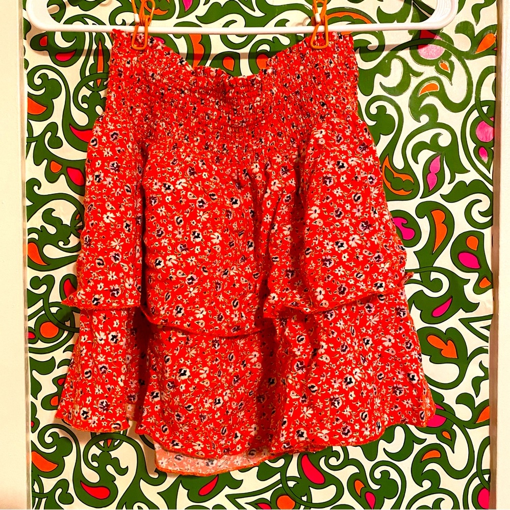 Adorable red H&M floral print ruffle miniskirt, size 12.